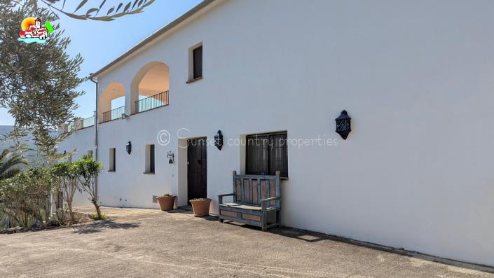 Image No.8-9 Bed Country Property for sale