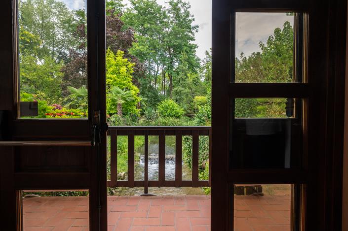 Image No.19-18 Bed Restaurant for sale