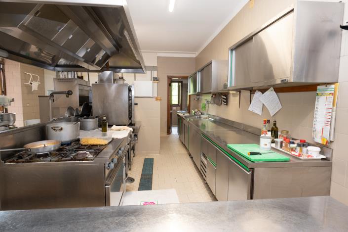 Image No.24-18 Bed Restaurant for sale