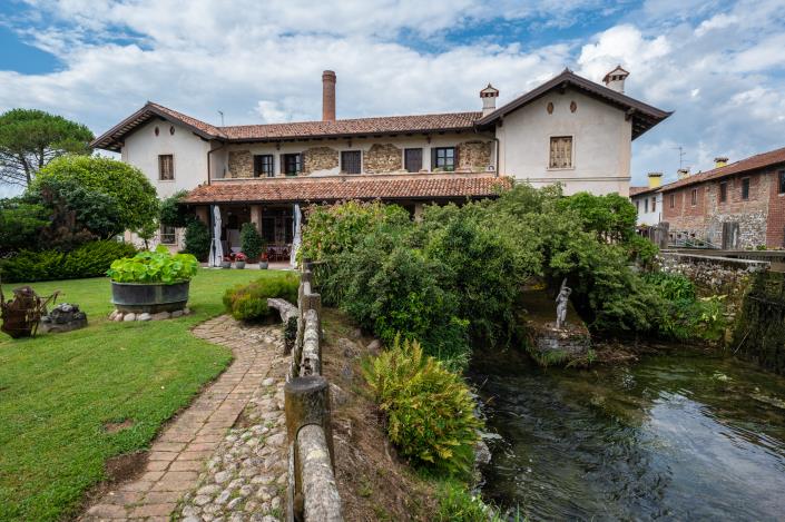 Image No.26-18 Bed Restaurant for sale