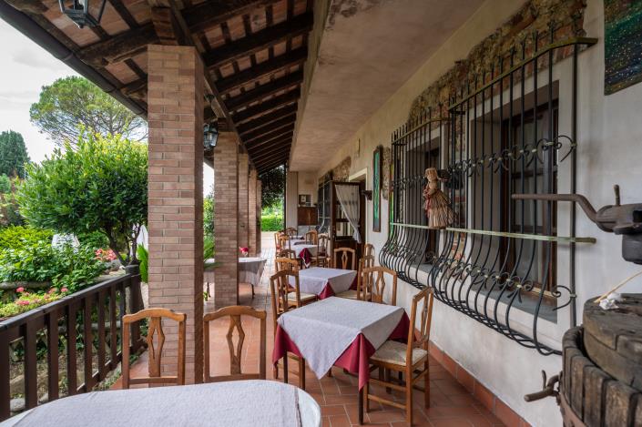 Image No.31-18 Bed Restaurant for sale