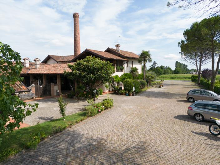 Image No.40-18 Bed Restaurant for sale