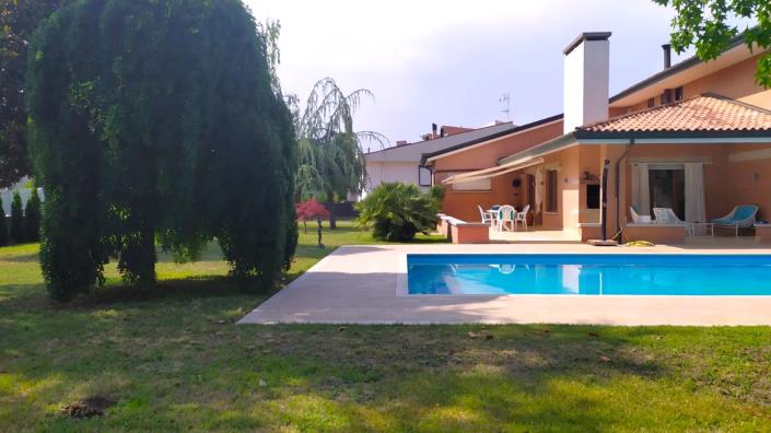 Image No.20-3 Bed Mansion for sale