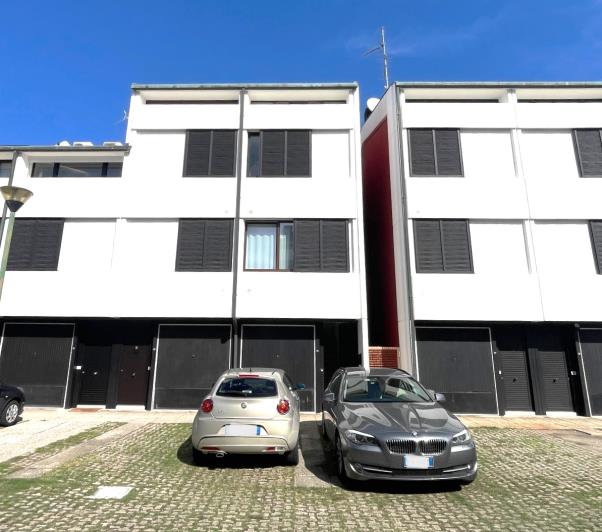 Image No.34-4 Bed Villa for sale