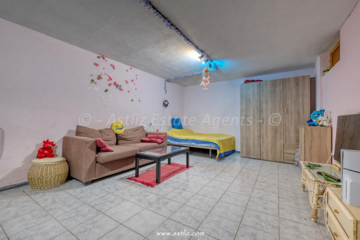 Image No.17-3 Bed Commercial for sale