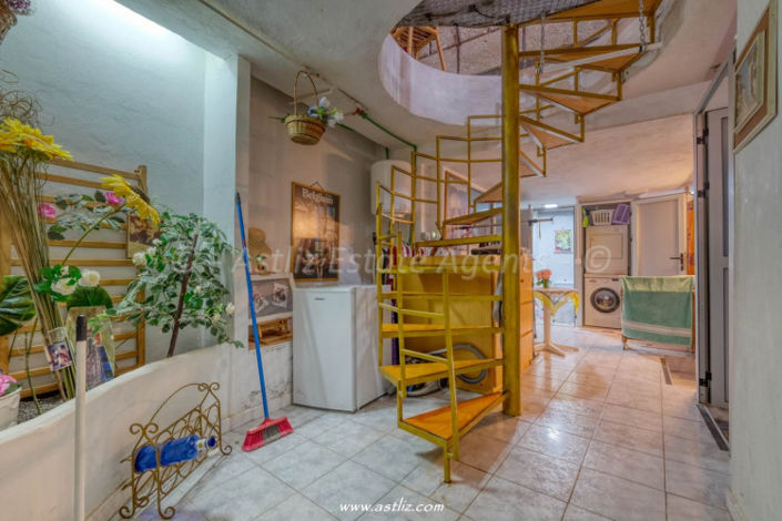 Image No.20-3 Bed Commercial for sale