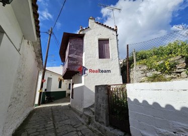 1 - Glossa, Property