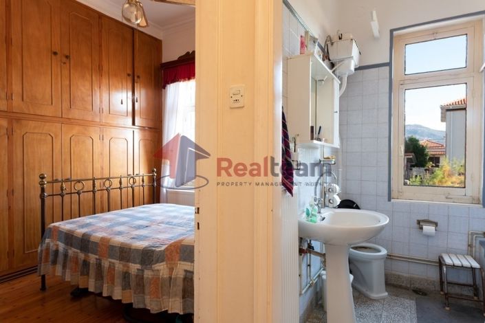 Image No.18-2 Bed Property for sale