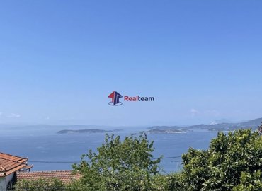 1 - Glossa, Property