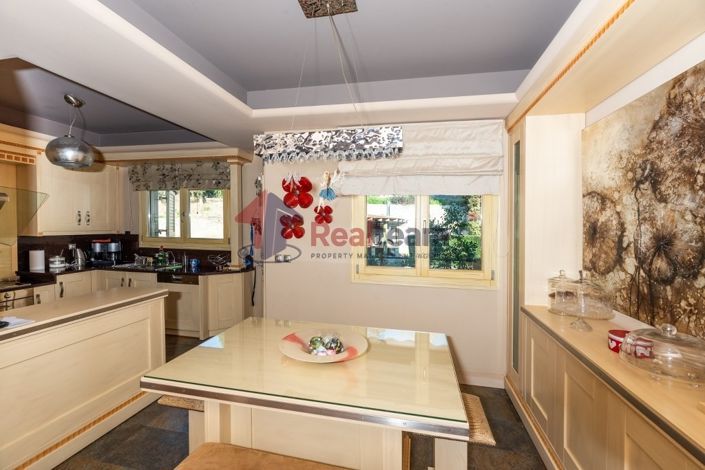 Image No.8-5 Bed Property for sale