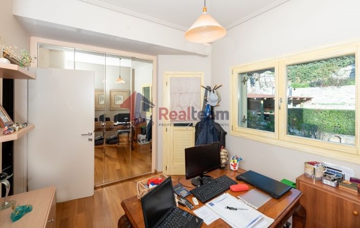 Image No.9-5 Bed Property for sale