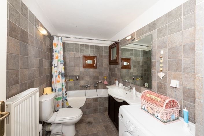 Image No.12-3 Bed Property for sale