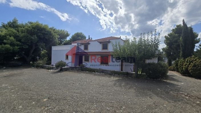 Image No.2-8 Bed Property for sale