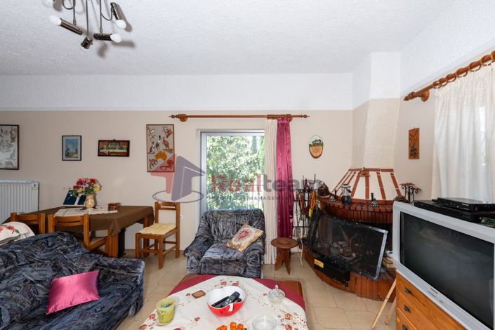 Image No.12-6 Bed Property for sale