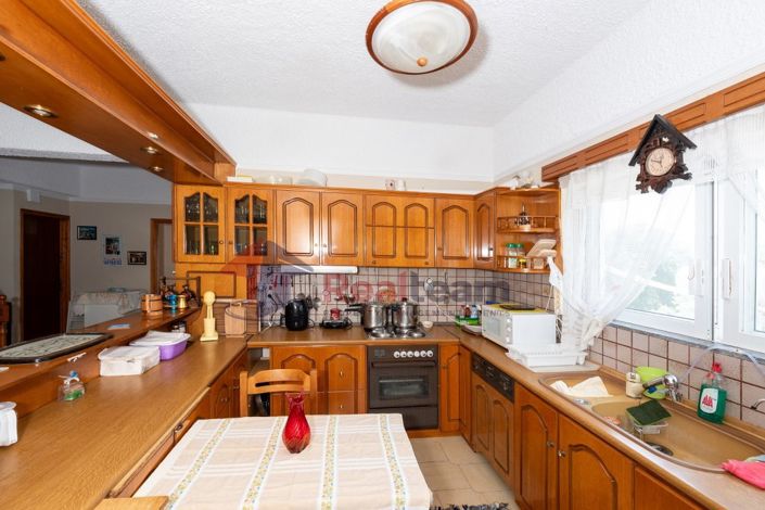 Image No.14-6 Bed Property for sale