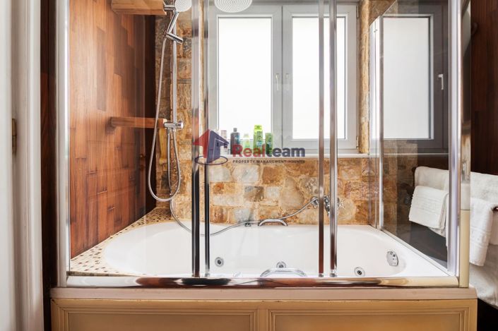 Image No.17-7 Bed Property for sale