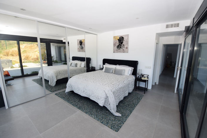 Image No.19-4 Bed Property for sale