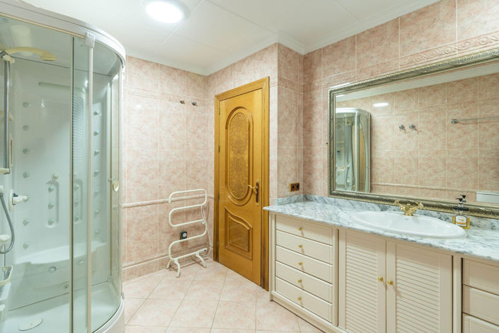 Image No.15-5 Bed Property for sale