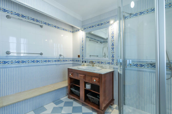 Image No.17-5 Bed Property for sale