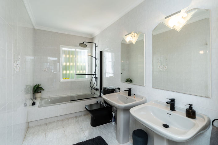 Image No.16-4 Bed Property for sale