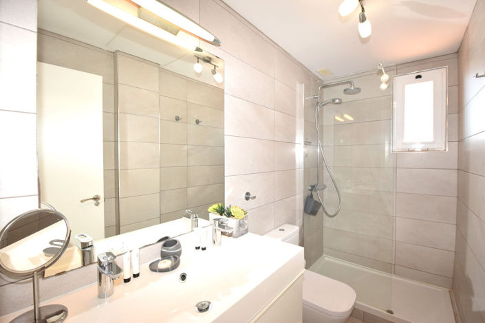 Image No.10-2 Bed Property for sale