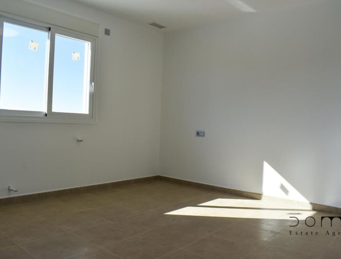 Image No.15-3 Bed Property for sale