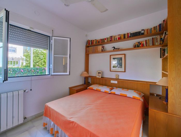 Image No.12-4 Bed Property for sale