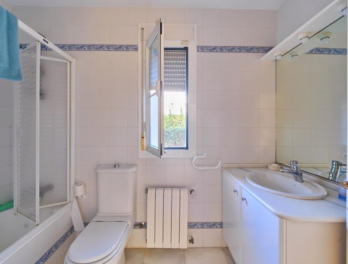 Image No.16-4 Bed Property for sale