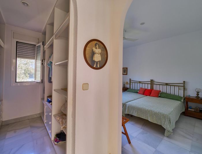 Image No.20-4 Bed Property for sale