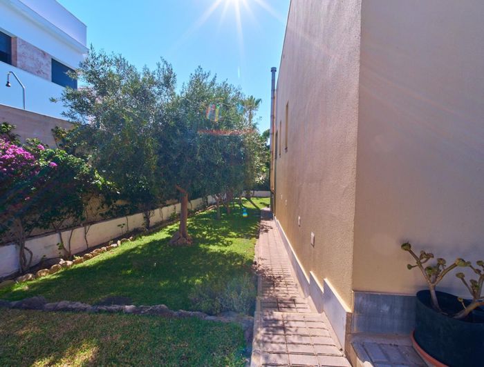 Image No.32-4 Bed Property for sale