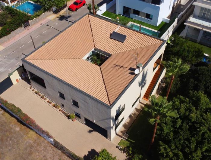 Image No.1-4 Bed Property for sale