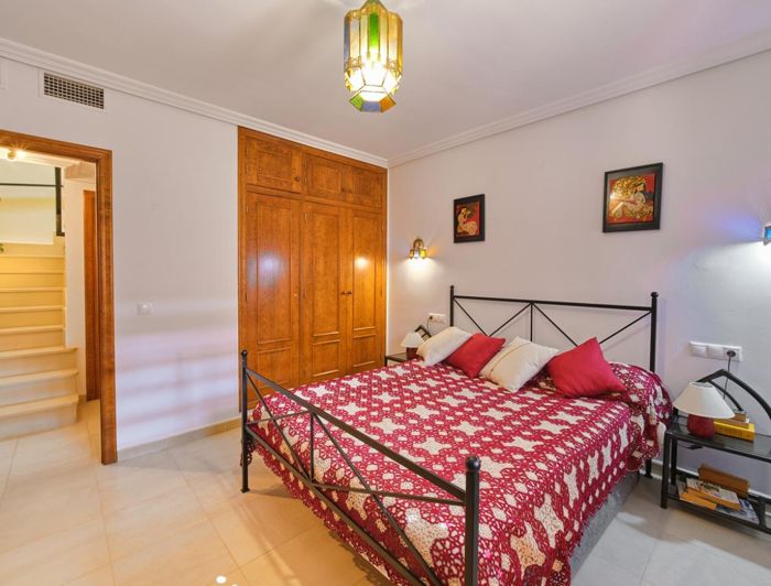 Image No.14-3 Bed Townhouse for sale