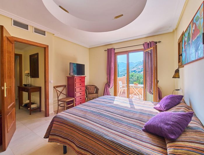 Image No.20-3 Bed Townhouse for sale