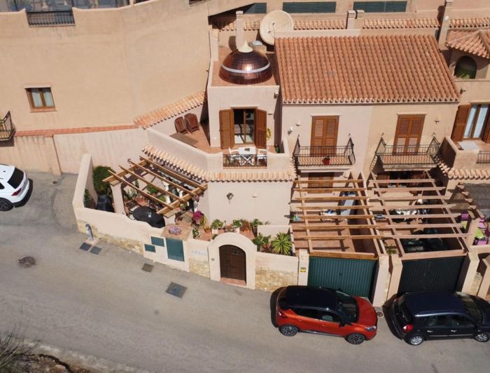 Image No.33-3 Bed Townhouse for sale