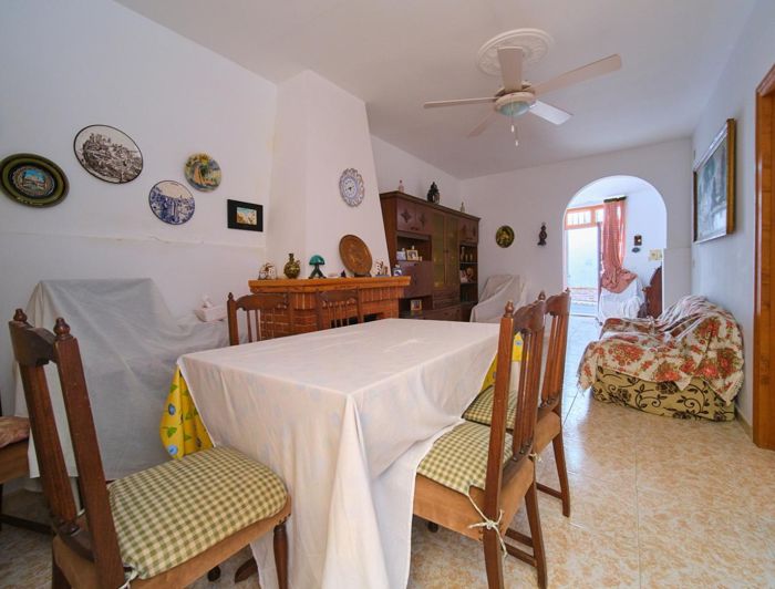 Image No.17-6 Bed Townhouse for sale