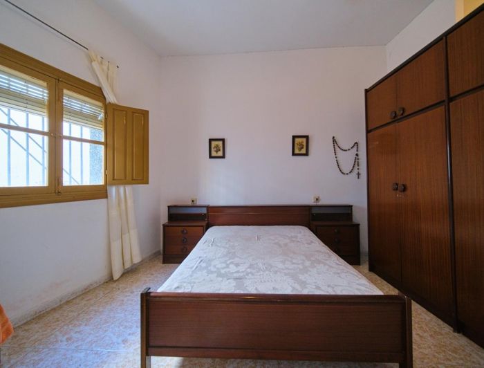 Image No.22-6 Bed Townhouse for sale