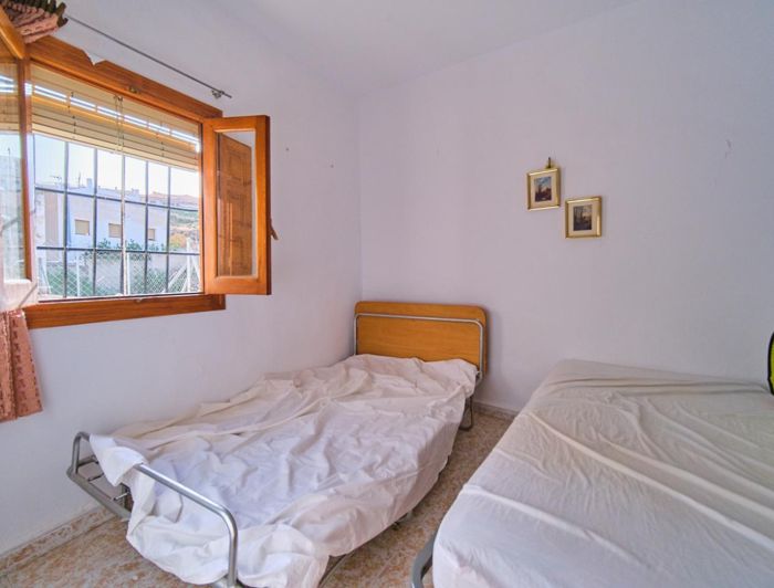 Image No.8-6 Bed Townhouse for sale