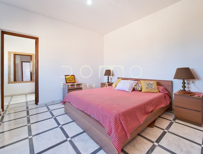 Image No.28-5 Bed Property for sale