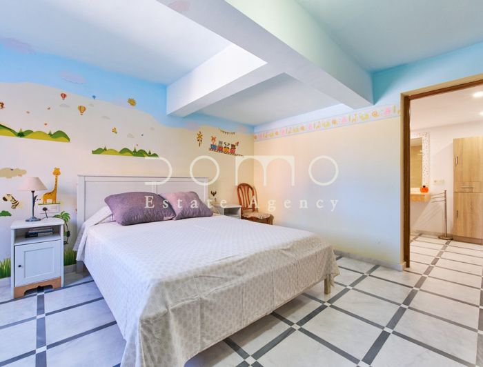 Image No.36-5 Bed Property for sale