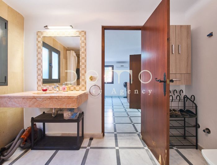 Image No.40-5 Bed Property for sale