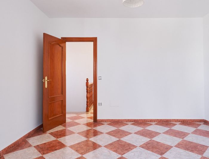 Image No.28-4 Bed Property for sale