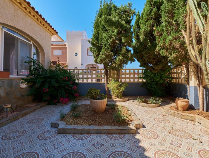 Image No.4-4 Bed Property for sale