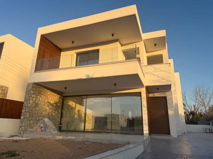 Image No.1-4 Bed Villa for sale