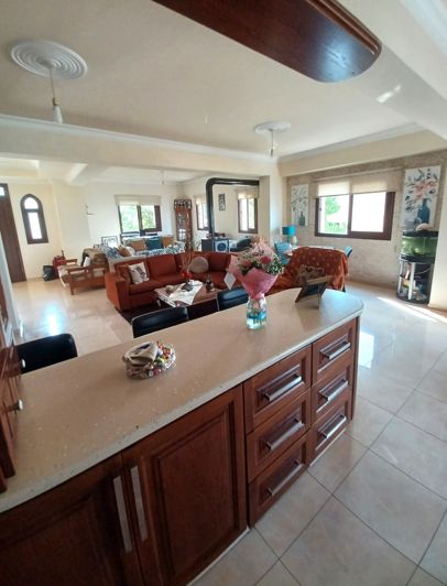 Image No.6-9 Bed Property for sale