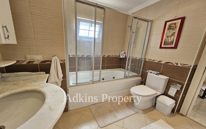 Image No.13-4 Bed Villa / Detached for sale