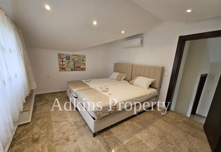 Image No.28-5 Bed Villa / Detached for sale