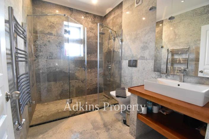 Image No.18-4 Bed Villa / Detached for sale