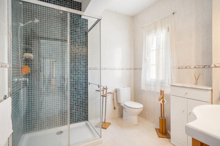 Image No.7-4 Bed Country House for sale