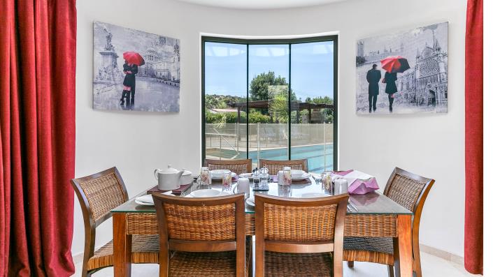 Image No.12-6 Bed Villa / Detached for sale