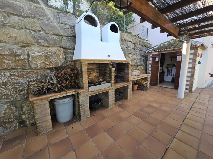 Image No.2-6 Bed Villa for sale